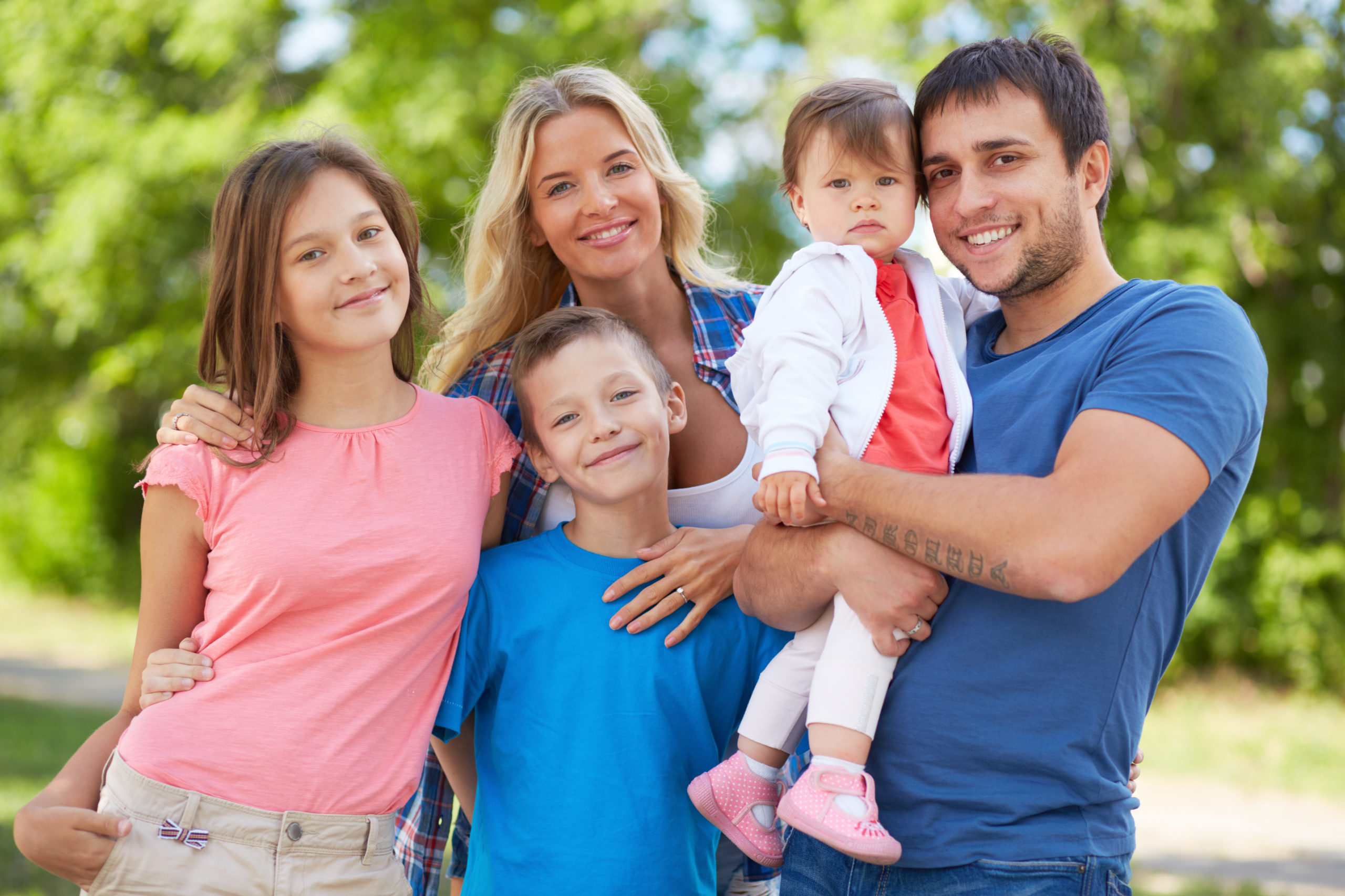 happy parents with their children park 1 scaled