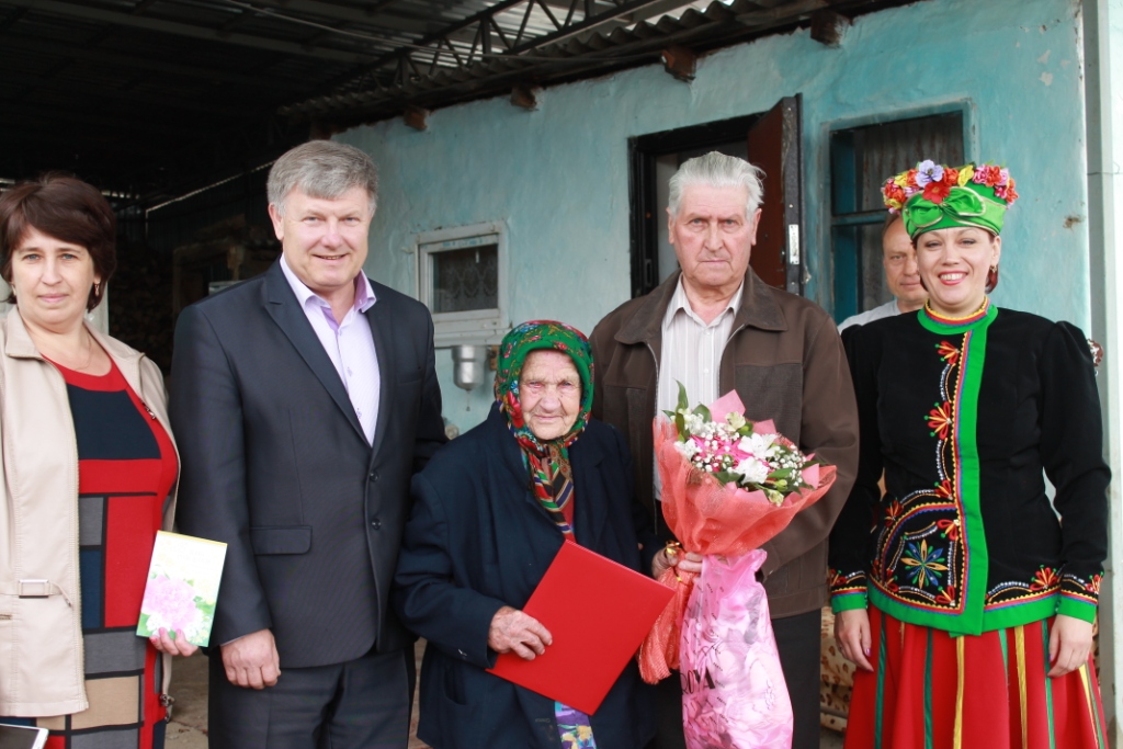 Ирина-Вавиловна-Иванова-принимает-поздравления-в-честь-столетнего-юбилея