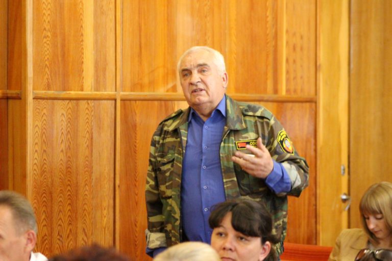 Житель-станицы-Губской-Виктор-Рожков-делится-местными-проблемами-768x512