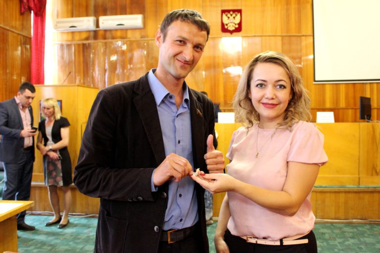 Михаил-Ушаков-получает-значок-активиста-ОНФ-768x512